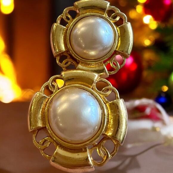 CHANEL Vintage CC Round Button Faux Pearl Clip-On Earring - Picture 1 of 10